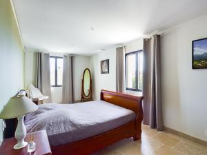 Maisons de vacances Charmante Villa a Eygaliere avec Piscine, Jardin Arbore et Climatisation - FR-1-599-19 : photos des chambres