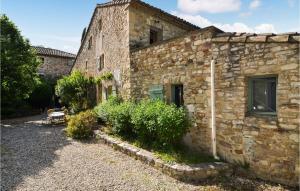 Maisons de vacances Awesome home in La Roque sur Cze with Outdoor swimming pool and 4 Bedrooms : photos des chambres