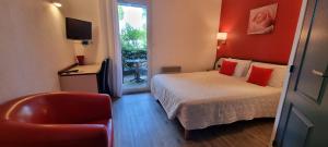 Hotels Hotel Le Pradet : Chambre Double Standard avec Terrasse