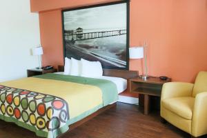 King Room with Roll-In Shower - Mobility/Hearing Accessible - Non-Smoking room in Super 8 by Wyndham Orlando International Drive