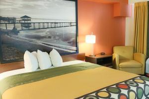 King Room - Non-Smoking room in Super 8 by Wyndham Orlando International Drive