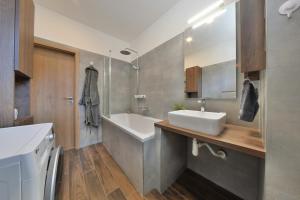 Big 75m2 next to Opera building in direct centrum, Air-conditioned, balcony, 24h self checking