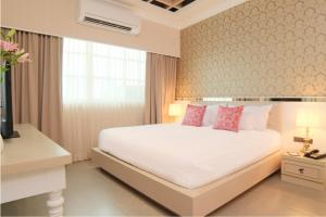 Deluxe Double Room room in The Raya Surawong Hotel