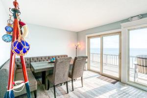 Beachfront getaway with ocean views, washerdryer & AC - snowbirds welcome