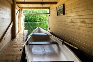 Laivu māja Ezerkrasti