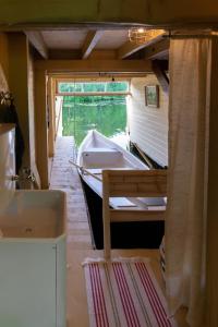 Laivu māja Ezerkrasti