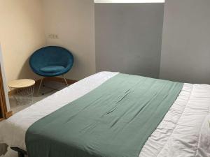 Maisons de vacances Villa plain-pied avec piscine privee, jardin et WIFI - Proche Tregastel et Perros-Guirec - FR-1-368-86 : photos des chambres