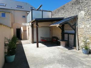 Maison rénovée cour fermée et terrasse 800 m plage Omaha beach avec table de ping pong proche Port en Bessin