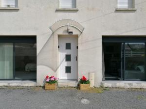 Maison rénovée cour fermée et terrasse 800 m plage Omaha beach avec table de ping pong proche Port en Bessin