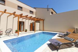 Beautiful villa Lona with private pool near Pula