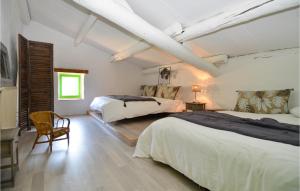 Maisons de vacances 3 Bedroom Stunning Home In La-roque-sur-cze : photos des chambres