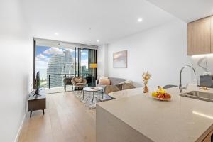 Lamour Ocean View Apartment II in Casino Broadbeach - free parking-195cm