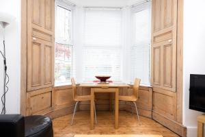 JOIVY Charming Apartment near Leith Links with Patio