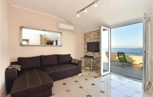 Stunning Home In Rogac With Wifi
