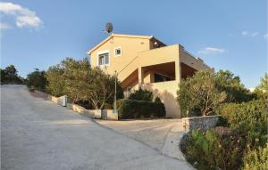 Stunning Home In Rogac With Wifi