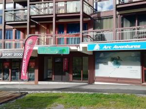 Arc 1800 : 2 pièces, skis aux pieds, animaux admis, 5 couchages - FR-1-411-453