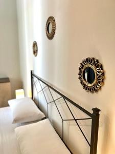 Habitación con cama grande y balcón