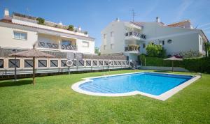 R129 Apartamento con terraza y piscina comunitaria cerca de la playa