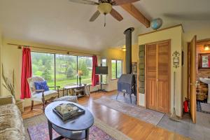 Peaceful Cabin on Horse Farm, 5 Mi to Town!