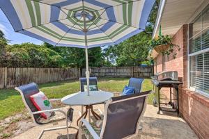 Modern Gulf Breeze Getaway Patio, Near Beach