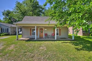 Quaint Downtown Murfreesboro Cottage with Lush Yard