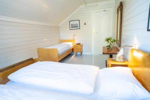 Triple Room with Shared Bathroom room in Sommerhotellet