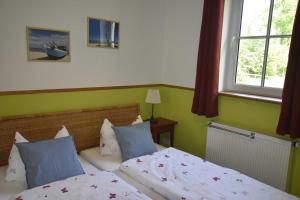 Ferienwohnung OG im roten Haus am Ostsee Radweg OVS 103