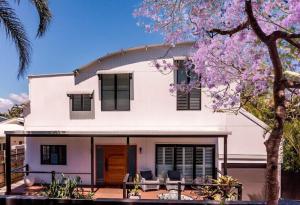 PACIFIC Stunning Coastal Home The Perfect Family Getaway - 4hvězdičkové hotely ve městě Sunshine Beach