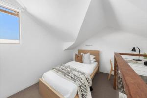 JAMES 20 Experience the laid back Noosa lifestyle