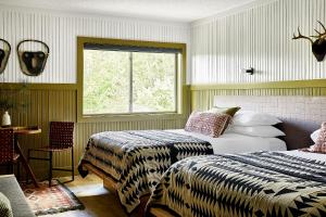 Queen Room with Two Queen Beds - Disability Access room in Sunapee Lake Lodge