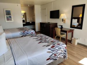  Deluxe Room with Two Queen Beds Non-Smoking room in Red Roof Inn Houston - Jersey Village