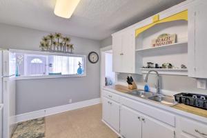 Walk to Beach Breezy Galveston Apt with Deck!