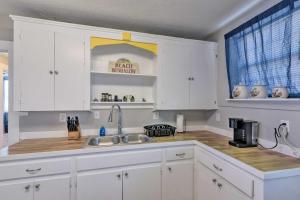 Walk to Beach Breezy Galveston Apt with Deck!