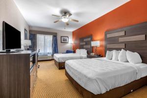 Queen Room with Roll-In Shower - Disability Access/Non-Smoking room in Best Western Palo Duro Canyon Inn & Suites