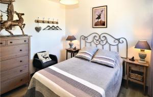 Maisons de vacances 4 Bedroom Beautiful Home In Pont Saint Esprit : photos des chambres