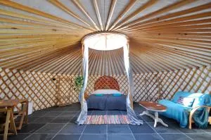 Spacious heated Yurt with Hot tub, 5 mins to beach - Bow Street