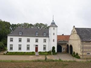 Stately 16-person manor farm in South Limburg