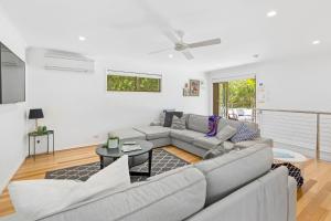 Graebill 2 Bedroom 2 Bathroom Light and Spacious Duplex Walk to Beach Great Outdoor Entertaining Area