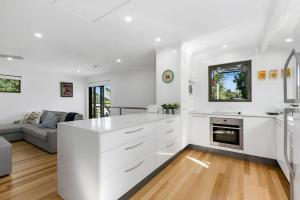 Graebill 2 Bedroom 2 Bathroom Light and Spacious Duplex Walk to Beach Great Outdoor Entertaining Area