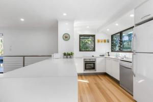 Graebill 2 Bedroom 2 Bathroom Light and Spacious Duplex Walk to Beach Great Outdoor Entertaining Area