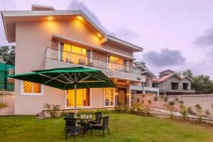 StayVista's Lazy Daze with Pool and Mountain Views - Thākurvādi