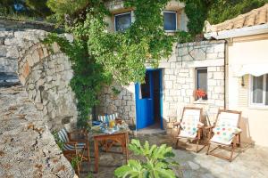 Family Two-Bedroom Apartment with Sea View 