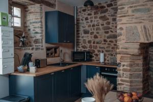 maison quartier médiéval au pied du château FOUGERES