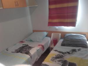 B&B / Chambres d'hotes Mobil-Home dans lotissement tres tranquille : photos des chambres