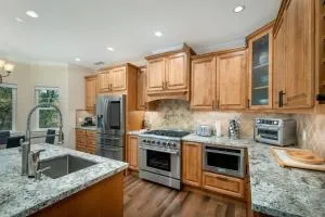 New Luxury Lake House in Pine Mountain Lake Close to Yosemite! Perfect for all seasons! Great for retreats, getaways, celebrations, and more! - Twain Harte