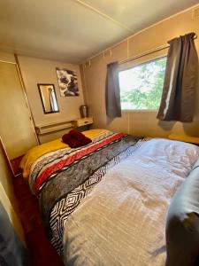 Chalets Mobilhome sous chalet en bois au calme a la ferme : photos des chambres