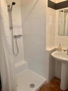B&B / Chambres d'hotes L'Ancienne Boulangerie : Chambre Lits Jumeaux avec Salle de Bains Privative