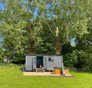Old King William Shepherd Huts and Private Hot Tubs in North Norfolk - Melton Constable