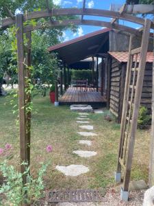 Chalets Mobilhome sous chalet en bois au calme a la ferme : photos des chambres