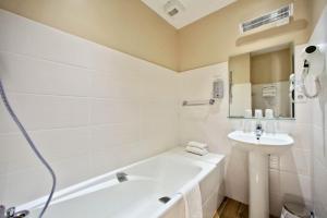 Hotels Logis Hotel La Chaumiere : photos des chambres